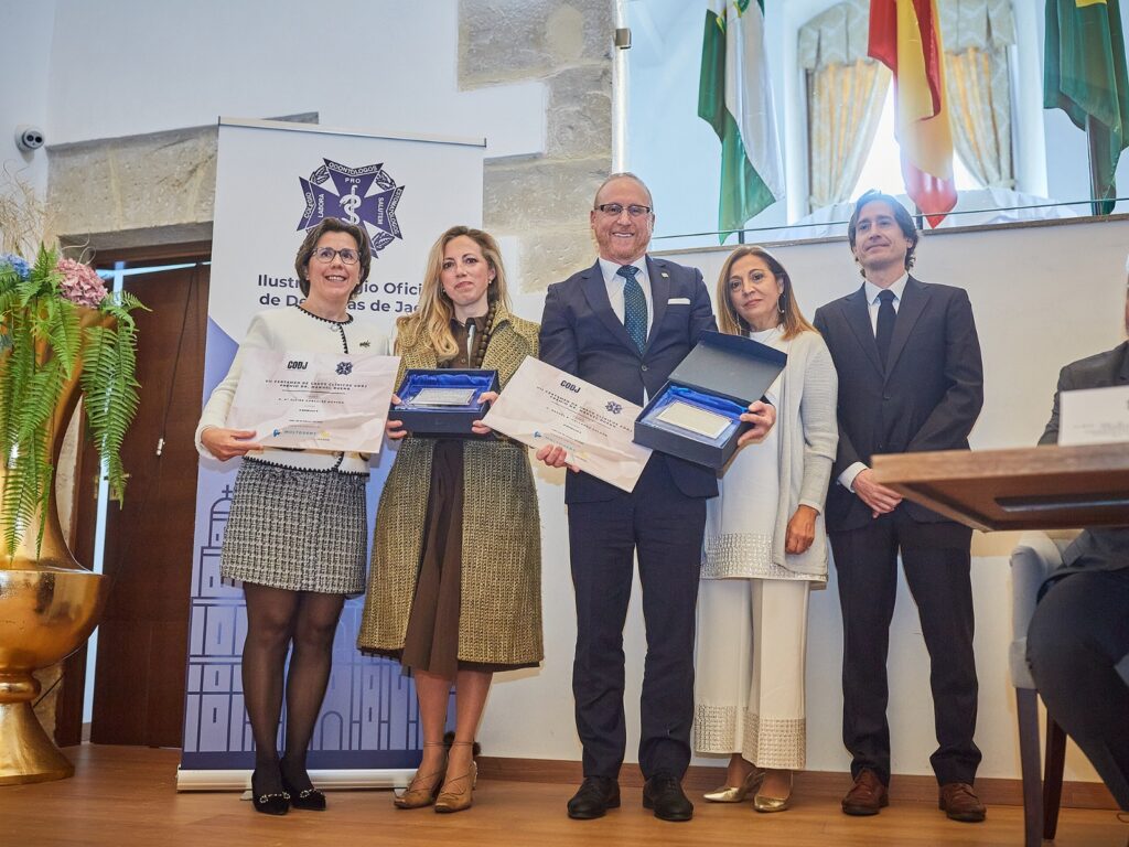 El Dr.Gallardo obtiene el primer premio junto con la Dra.González en el VII Certamen de Casos Clínicos del Iltre. Colegio de Dentistas de Jaén